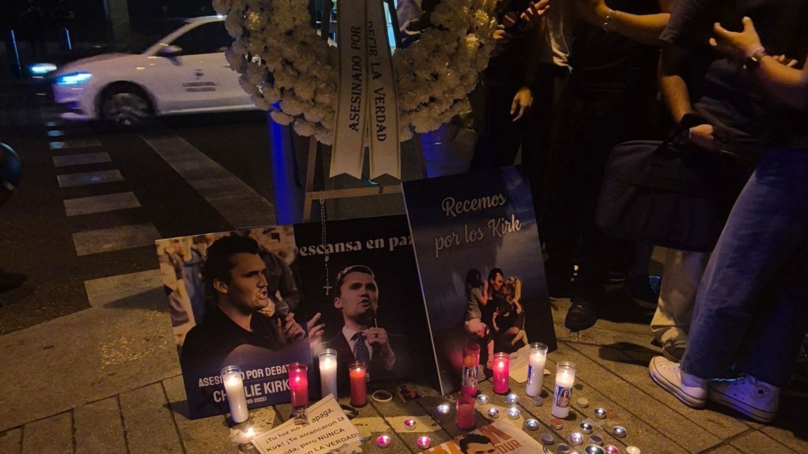 La Embajada de EE.UU. en Madrid acoge una concentración pacífica en honor a Charlie Kirk