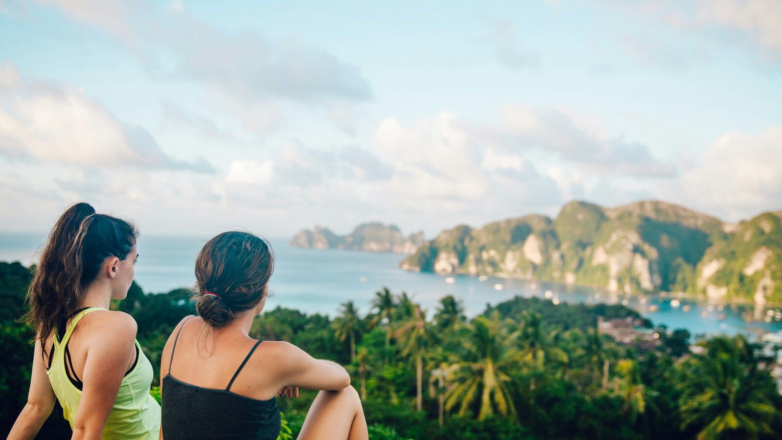 ¿Por qué todo el mundo habla de los viajes en grupo? La tendencia viral de 2025 para conocer gente y mundo