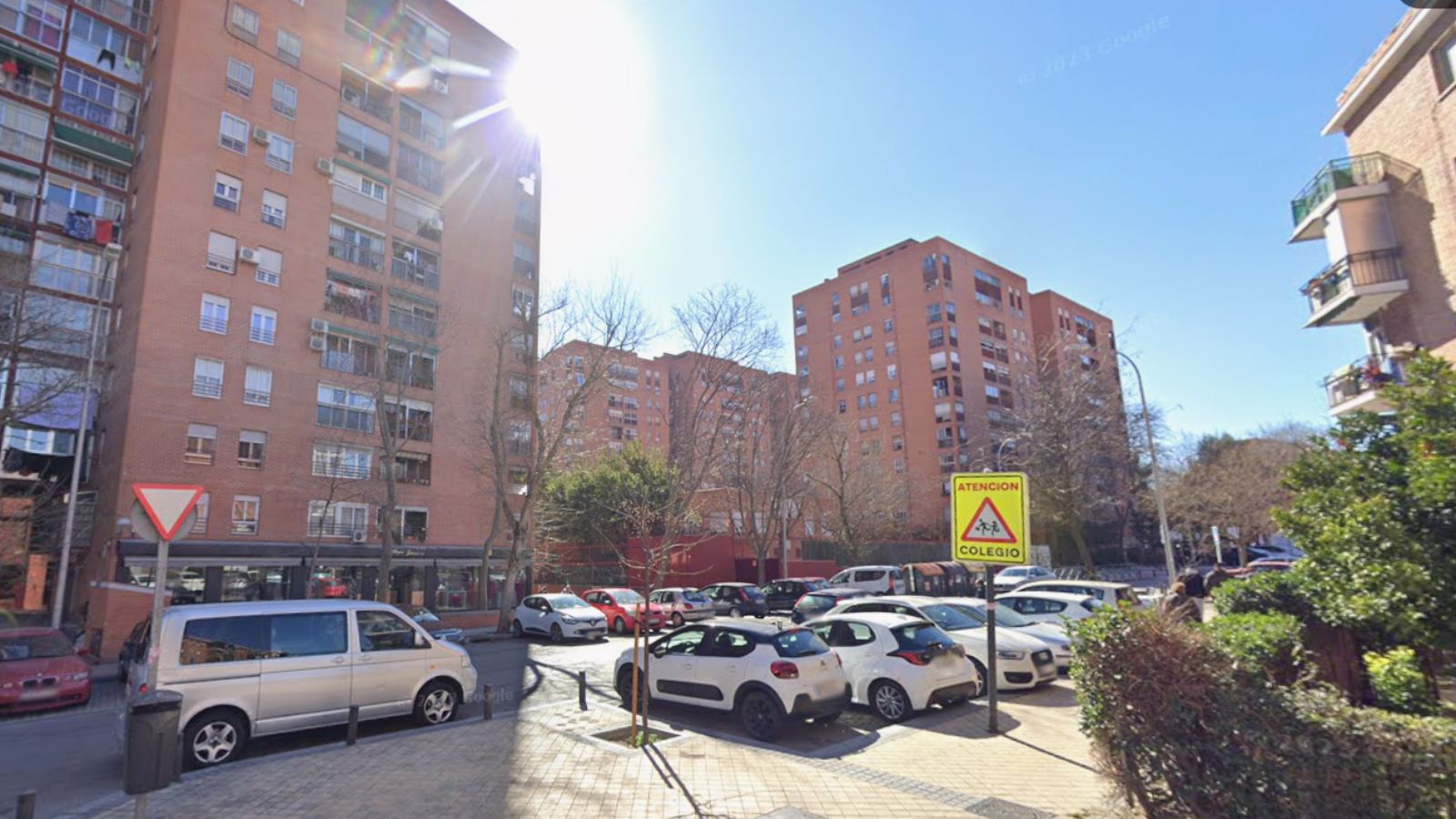 Una disputa frente a una guardería en Vallecas deja un herido de bala, dos arrestados y un fugitivo