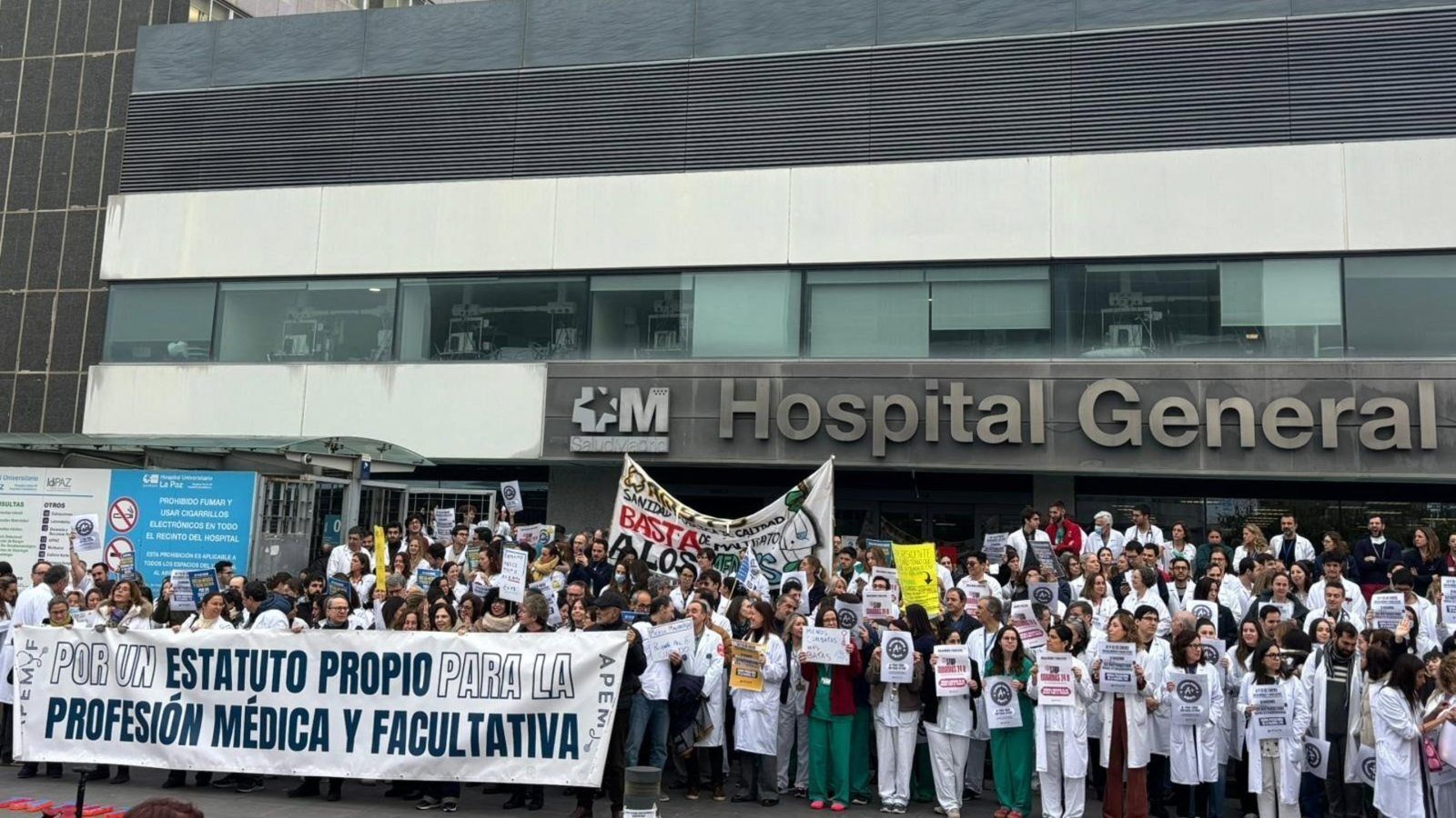 Centenares de médicos se concentran en La Paz para exigir un Estatuto propio