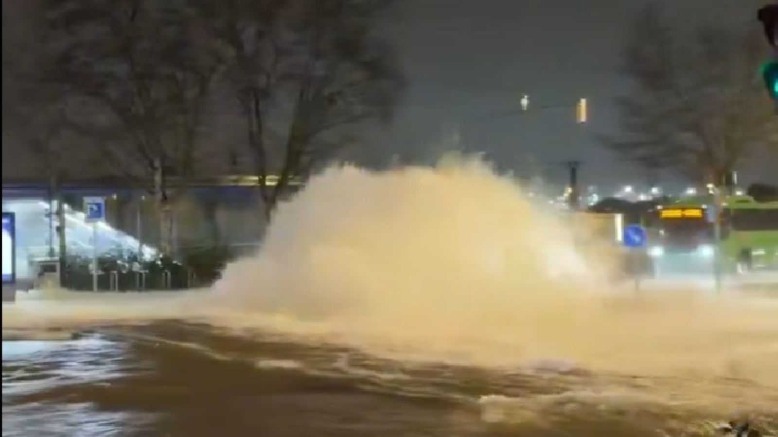 La rotura de una tubería del Canal corta la Línea 8 de Metro y la carretera M-14 en el acceso a Barajas