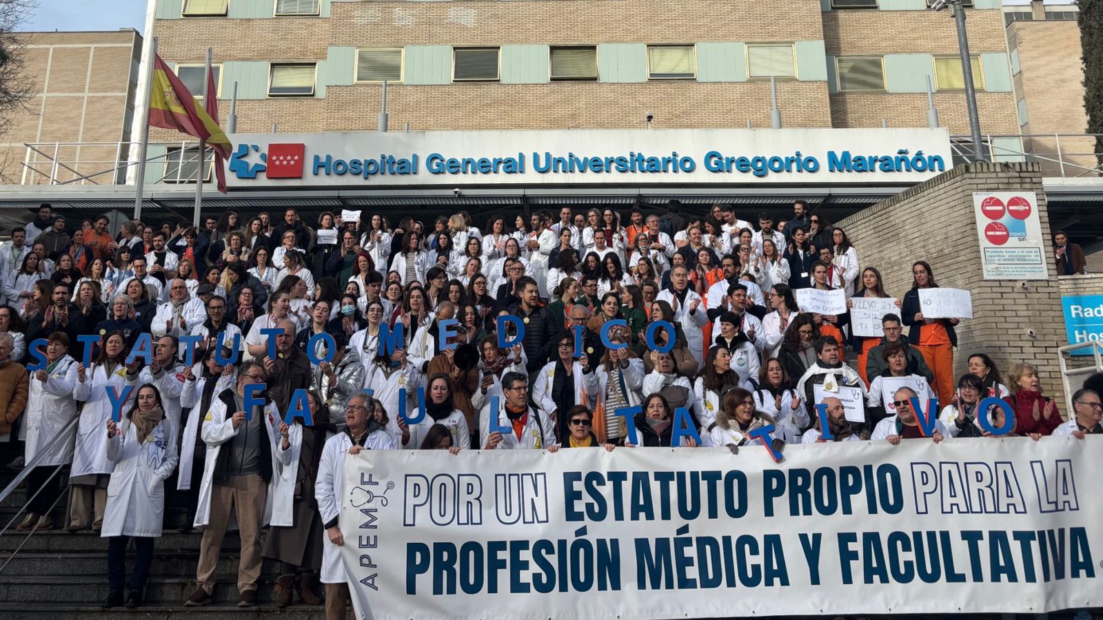 Médicos madrileños se concentran en el Gregorio Marañón en el arranque de la huelga contra el Estatuto Marco
