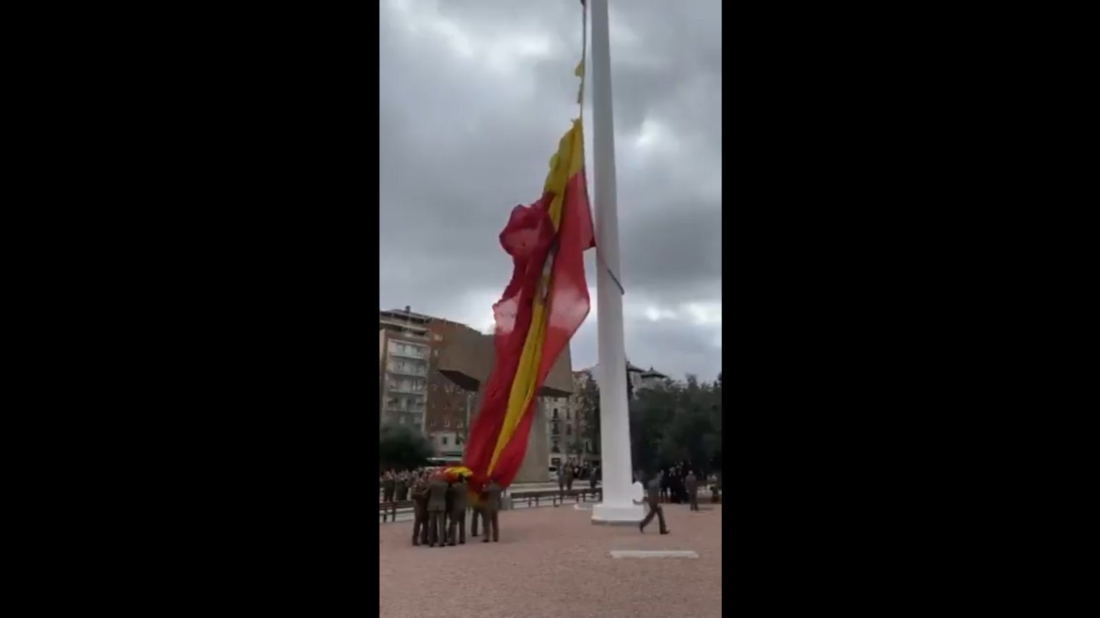 La bandera de Colón se rasga de nuevo en Madrid durante el izado oficial