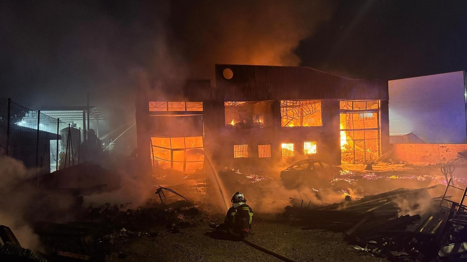 Extinguen un incendio en un nave industrial de 1.000 m² en Griñón