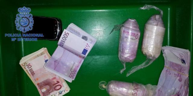Detenida en Barajas antes de sacar de España 252.710 euros del narcotráfico