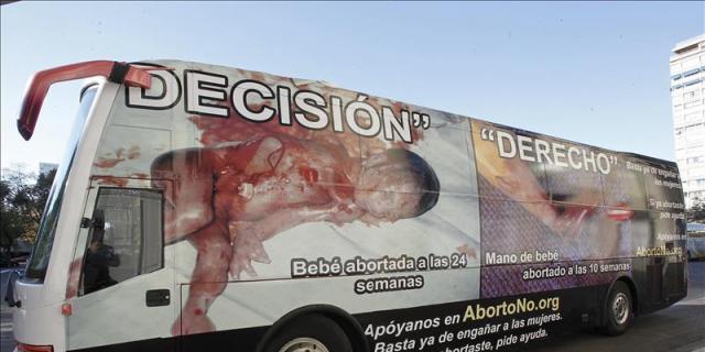 Un autobús recorre las calles de Madrid mostrando la realidad del aborto
