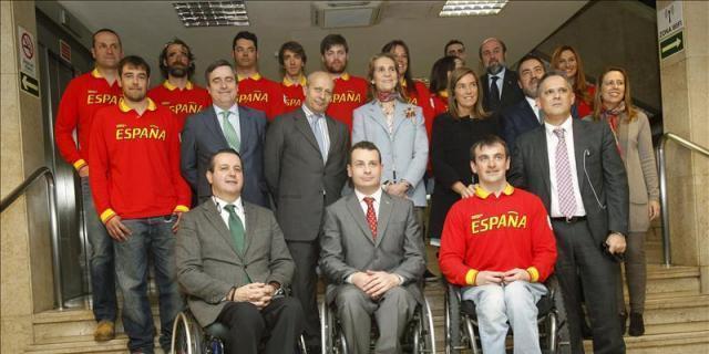 La Infanta Elena despide al equipo paralímpico que competirá en Sochi