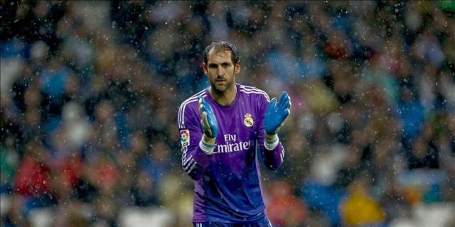 Diego López y Benzema, pitados por una parte de la afición del Madrid