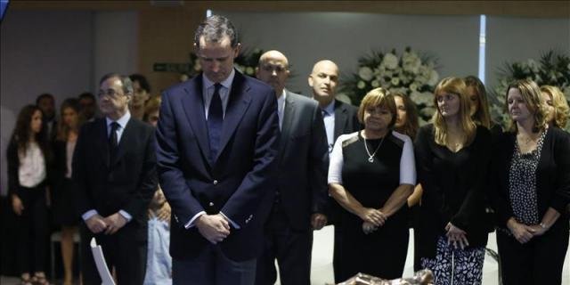 Felipe VI rinde homenaje a la "figura irrepetible" de Alfredo di Stéfano
