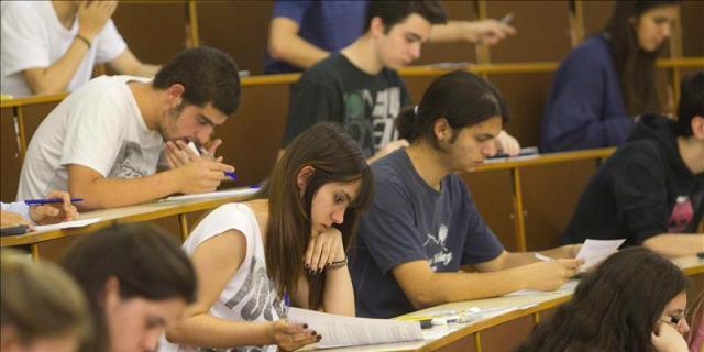 Doce bibliotecas amplían su horario por los exámenes