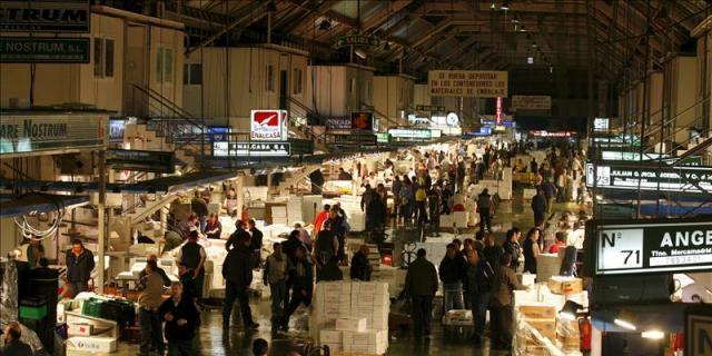 Extorsionaban a mayoristas de fruta de Mercamadrid para revenderla en los mercadillos