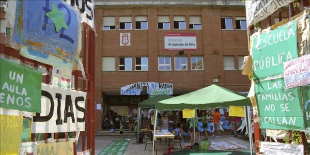"Comienzan" el curso en el patio del colegio de Fuenlabrada para pedir plaza