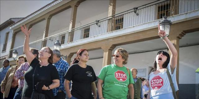 Vecinos protestan contra la corrupción ante un Ayuntamiento de Valdemoro desalojado