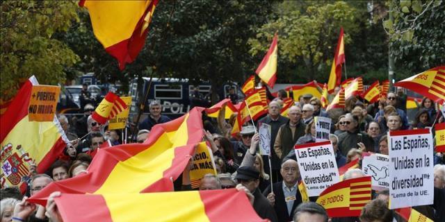 Casi cien personas protestan en Madrid contra la consulta catalana 