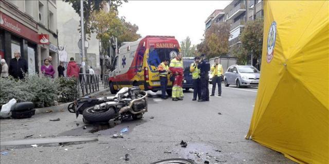 Un motorista muere al chocar contra un camión de reparto en la calle General Ricardos