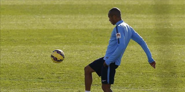 Miranda vuelve a tocar balón en el entrenamiento por grupos del Atlético