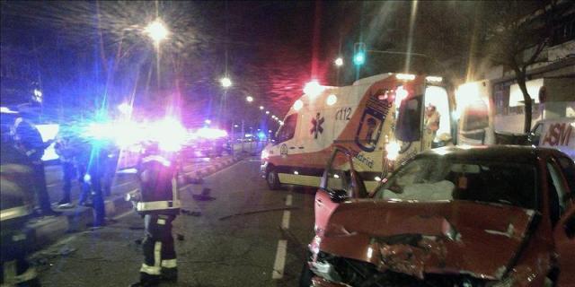 Un herido grave y cuatro leves en la colisión de dos turismos en Madrid