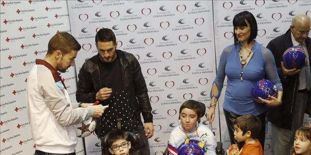 Gabi y Koke entregan juguetes a niños discapacitados en una clínica madrileña