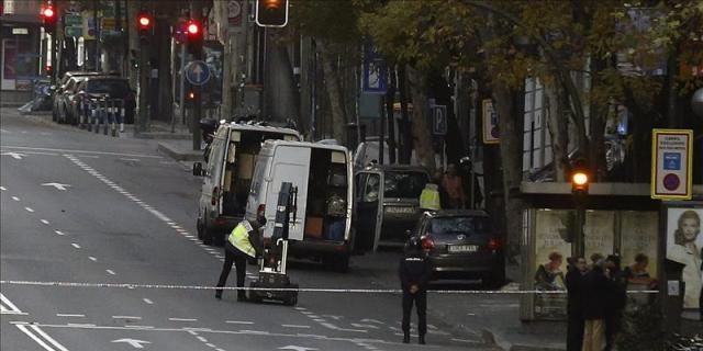 Un empresario “arruinado” estrella un coche contra la sede nacional del Partido Popular