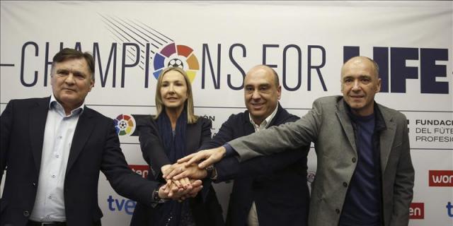 Ramos, Iniesta, Rakitic y Raúl García entre los jugadores participantes de un partido solidario