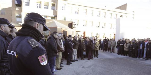 Cientos de policías recuerdan en silencio al agente arrojado a las vías en Embajadores