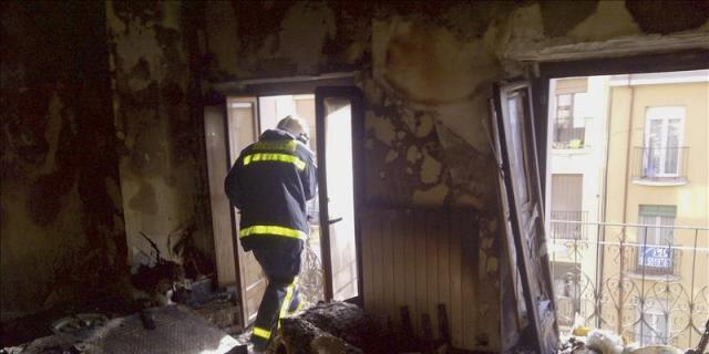 Fallece una mujer tras inhalar el humo en un incendio de su casa en Madrid