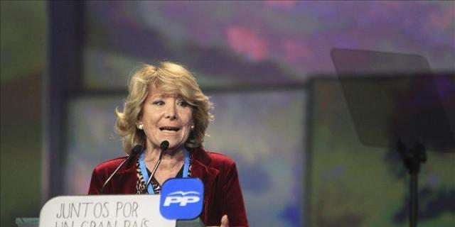 Esperanza Aguirre insiste en que está disponible y que no recula cuando vienen mal dadas