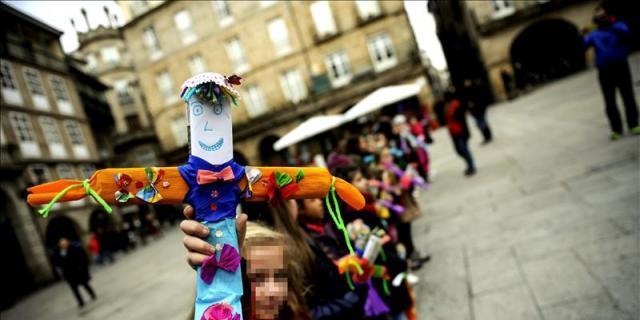 Escolares celebran una guerra de sexos en Ourense en el "Xoves de Compadres"