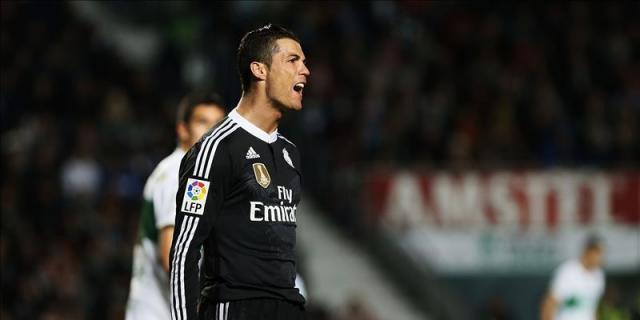 Ronaldo trabaja en el interior de las instalaciones; Bale en solitario sobre el césped