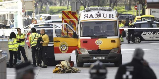 Los Tedax inspeccionan un sobre sospechoso en la sede de Correos de Cibeles