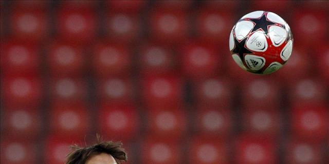 Exfutbolistas del Real Madrid juegan en un partido benéfico contra el cáncer