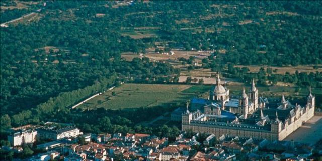 Una concentración de coches deportivos recorre las calles de San Lorenzo de El Escorial 