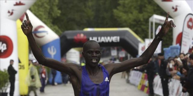 Ezekiel Kiptoo repite victoria en un maratón pasado por agua