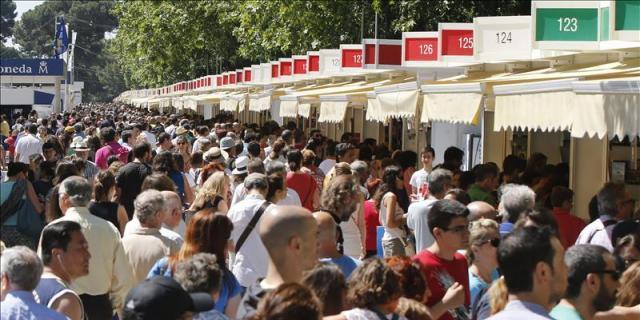 La EMT reforzará un 20% la flota de autobuses durante la Feria del Libro del Retiro