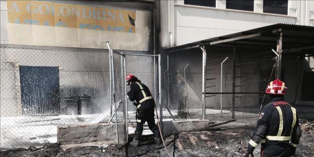 Un incendio en un campo de pastos afecta al exterior de dos naves industriales de Villanueva