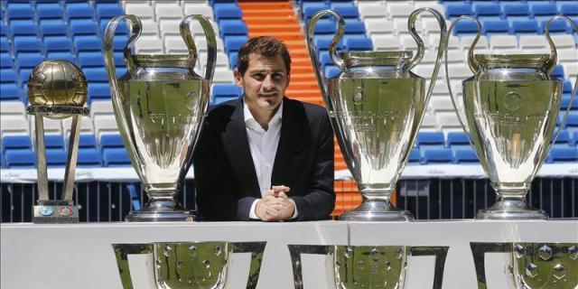 Casillas posa junto a los 19 trofeos conquistados con el Real Madrid