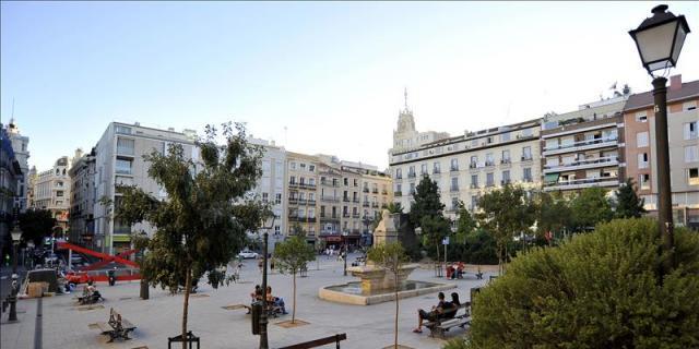 El Ayuntamiento cambia el nombre a la plaza Vázquez de Mella por el de Pedro Zerolo