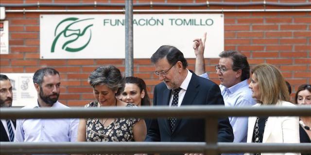 Rajoy apela al valor de la formación tras visitar la Fundación Tomillo, un centro de inserción laboral