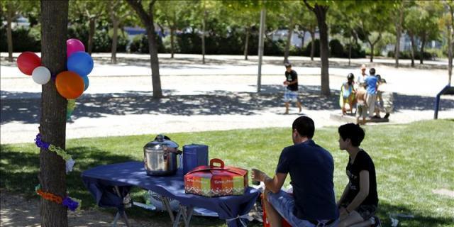 Patrullas de policías locales y guardias civiles vigilan los parques de Valdemoro