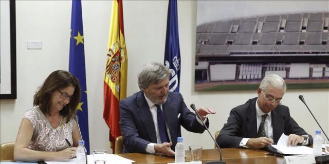 Méndez de Vigo preside la firma de un acuerdo que reanudará las carreras de caballos en España