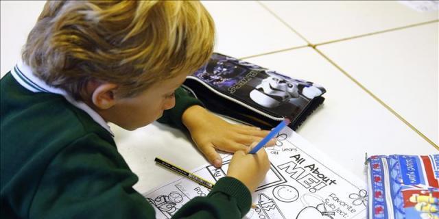 Reencuentros, risas y bostezos en la vuelta al cole de los niños madrileños