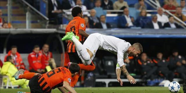 Sergio Ramos sufre una luxación en el hombro izquierdo