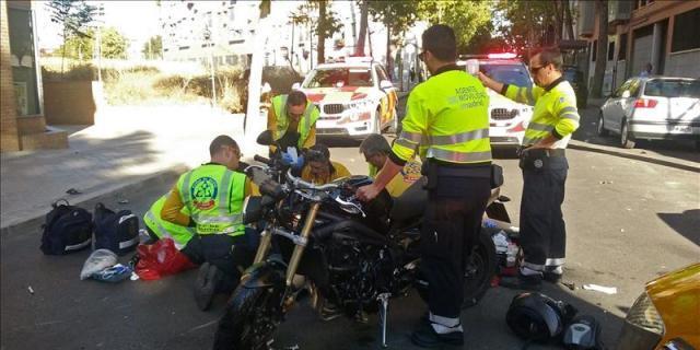 Herido muy grave un motorista al chocar con un taxi en Arganzuela