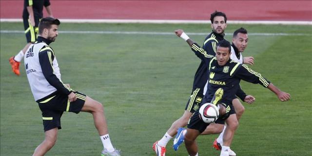 Del Bosque inicia sus pruebas con Nacho y Alcácer en un posible once