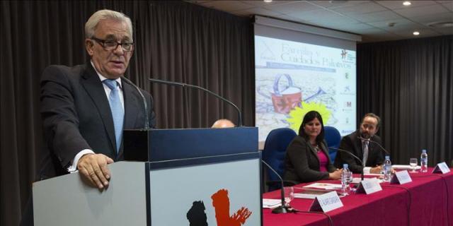 El consejero de Sanidad quiere "profesionalizar" por ley la elección de los gerentes de los hospitales