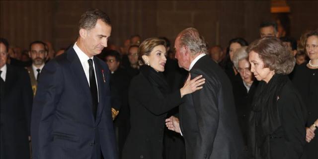 Doña Elena acude con sus padres al funeral del infante que presiden los Reyes