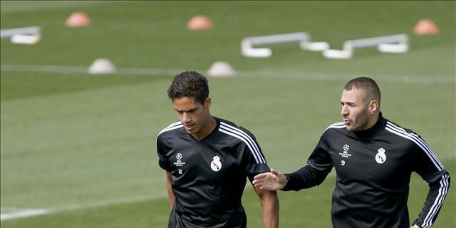 Karim Benzema y Raphael Varane envían sus condolencias a víctimas y familias