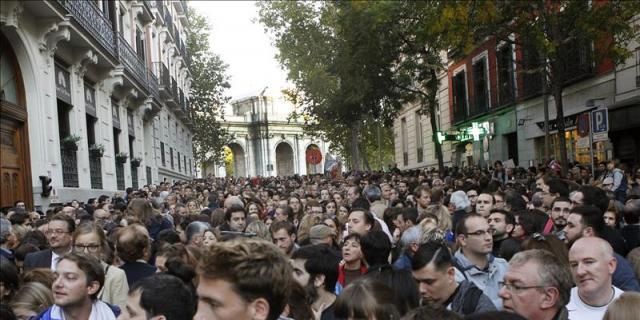 Centenares de personas guardan un minuto de silencio en la embajada francesa en Madrid