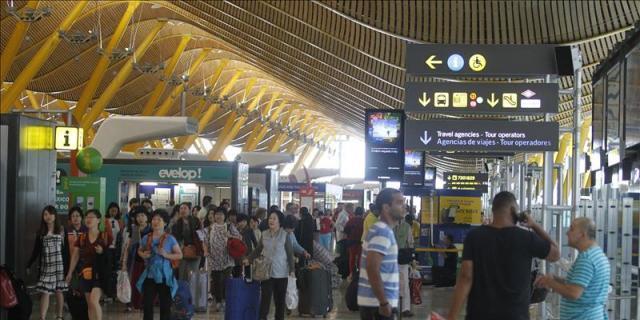 Casi 300 personas conocen el aeropuerto Madrid-Barajas durante sus días de puertas abiertas