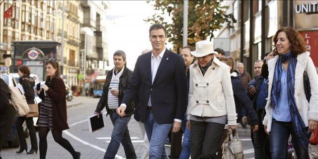 Pedro Sánchez firma ante gente su programa electoral como compromiso de cumplirlo